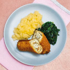 Smažené rizolety plněné květákem, s listovým špenátem a šťouchanými bramborami