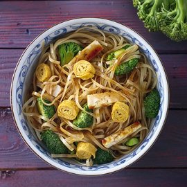 Smažené rýžové nudle s tofu, vajíčkovou kari omeletou a brokolicí Smažené rýžové nudle s tofu, vajíčkovou kari omeletou a brokolicí