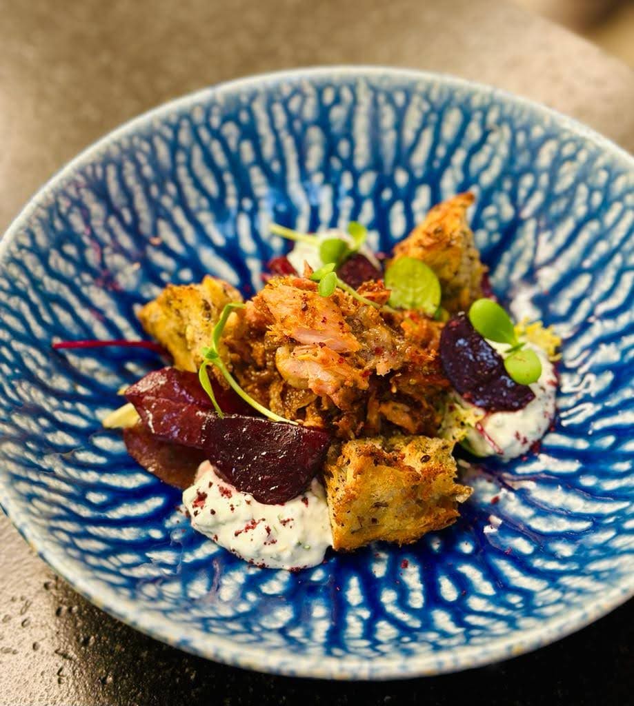 Trhaná žebra, řepa, tvaroh, salát, kváskový chléb,křen