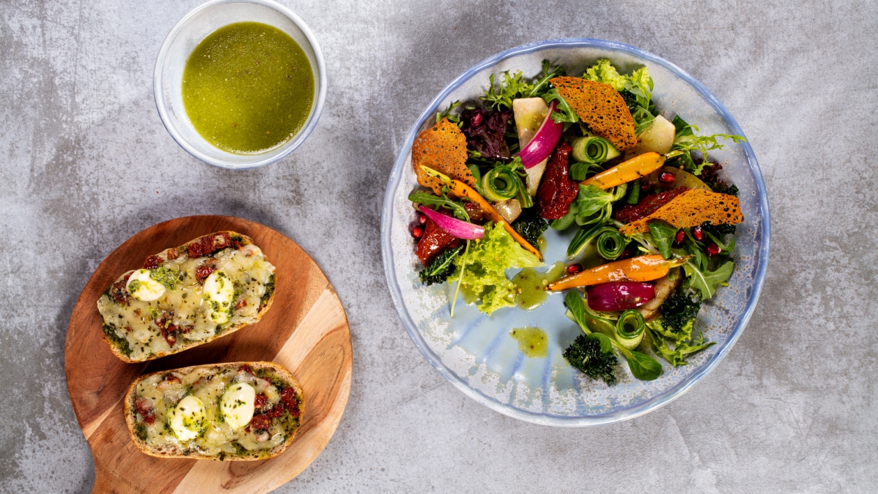 Veganský salát se zeleným pesto-vinaigrette dresinkem –  