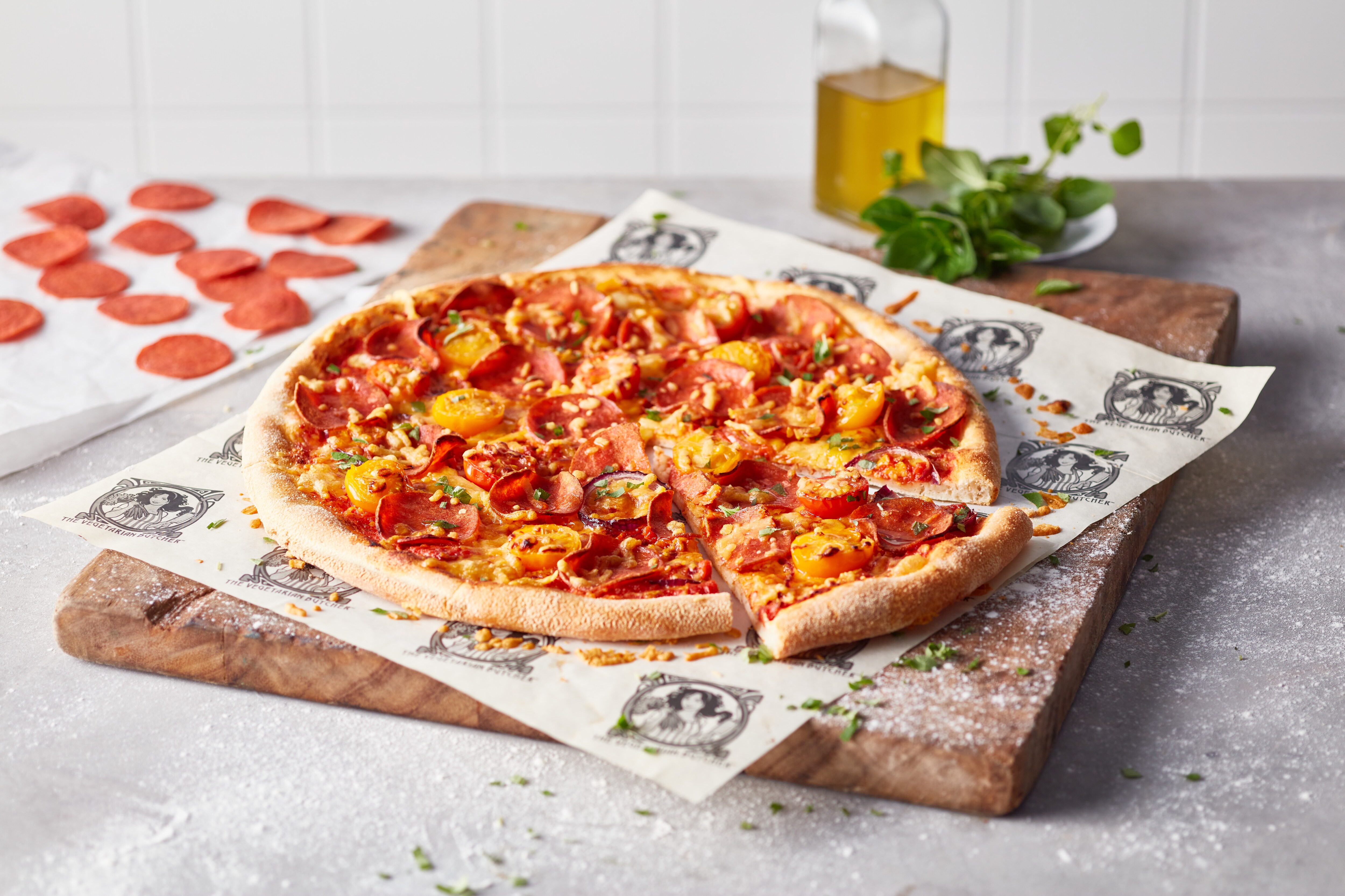 Veganská pizza Pepperoni s cherry rajčaty – Veganská pizza Pepperoni s cherry rajčaty –