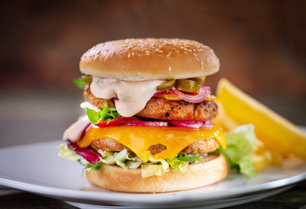 Vegetariánský burger s jalapeňo a nakládanou cibulkou –  