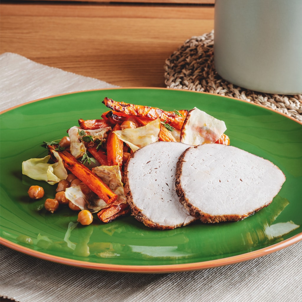 VEPŘOVÁ PEČENĚ V MLÉCE S PEČENOU KAROTKOU A CIZRNOU