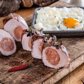 Vepřová panenka plněná klobásovou směsí s brambory na kyselo (zajac so zemiakmi na kyslo)