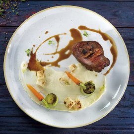 Vepřové koleno sous-vide připravené po bavorsku s bramborovo-křenovou kaší Vepřové koleno sous-vide připravené po bavorsku s bramborovo-křenovou kaší