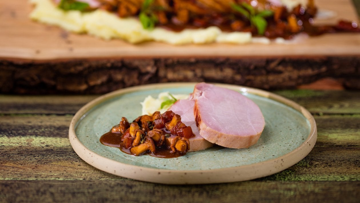 Vepřové žebírko sous-vide s liškami a cherry rajčaty v lovecké omáčce –  