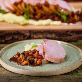 Vepřové žebírko sous-vide s liškami a cherry rajčaty v lovecké omáčce Vepřové žebírko sous-vide s liškami a cherry rajčaty v lovecké omáčce