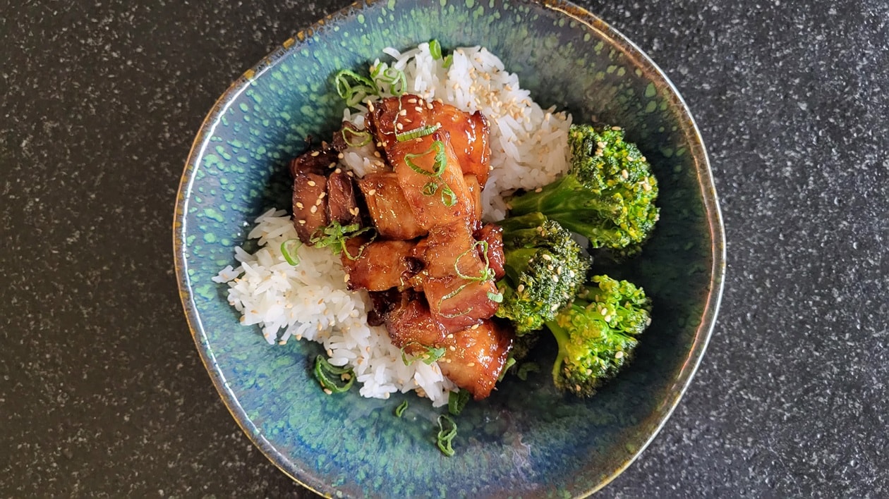 Vepřový bůček s teriyaki omáčkou, brokolicí a jasmínovou rýží –  