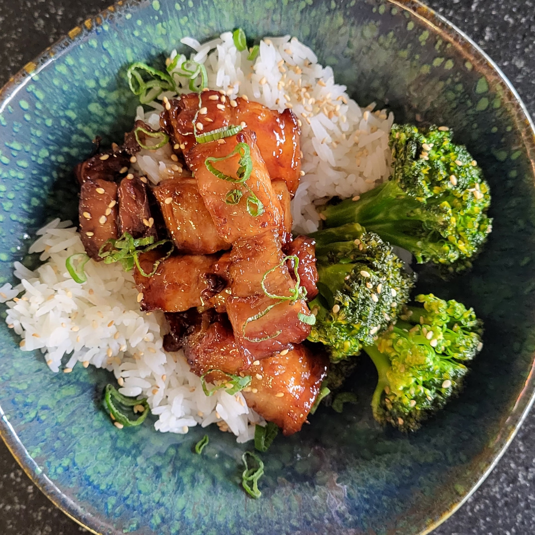 Vepřový bůček s teriyaki omáčkou, brokolicí a jasmínovou rýží