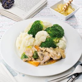 Zadělávané kuře s bramborovou kaší, brokolicí a květákem. Zadělávané kuře s bramborovou kaší, brokolicí a květákem.