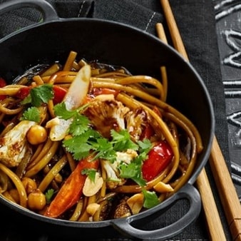 Zeleninový wok s nudlemi