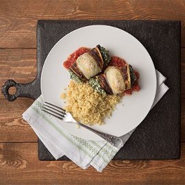 Závitek z pečeného lilku, doplněný mozzarellou a rajčaty, kuskus