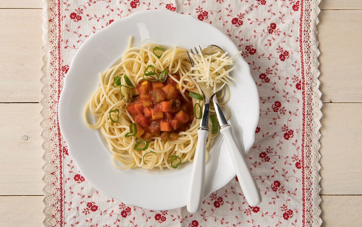 Špagety se zeleninovo-tomatovou omáčkou, sypané sýrem