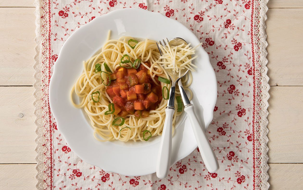 Špagety se zeleninovo-tomatovou omáčkou, sypané sýrem Špagety se zeleninovo-tomatovou omáčkou, sypané sýrem