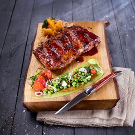 Žebírka BBQ s medovo-pivní glazurou, pyré ze sladkých brambor, zelený hrášek Žebírka BBQ s medovo-pivní glazurou, pyré ze sladkých brambor, zelený hrášek