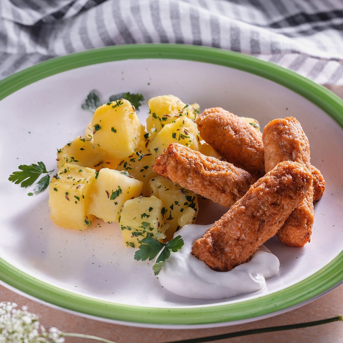 Kapustové čevabčiči s vařeným bramborem a tatarskou omáčkou