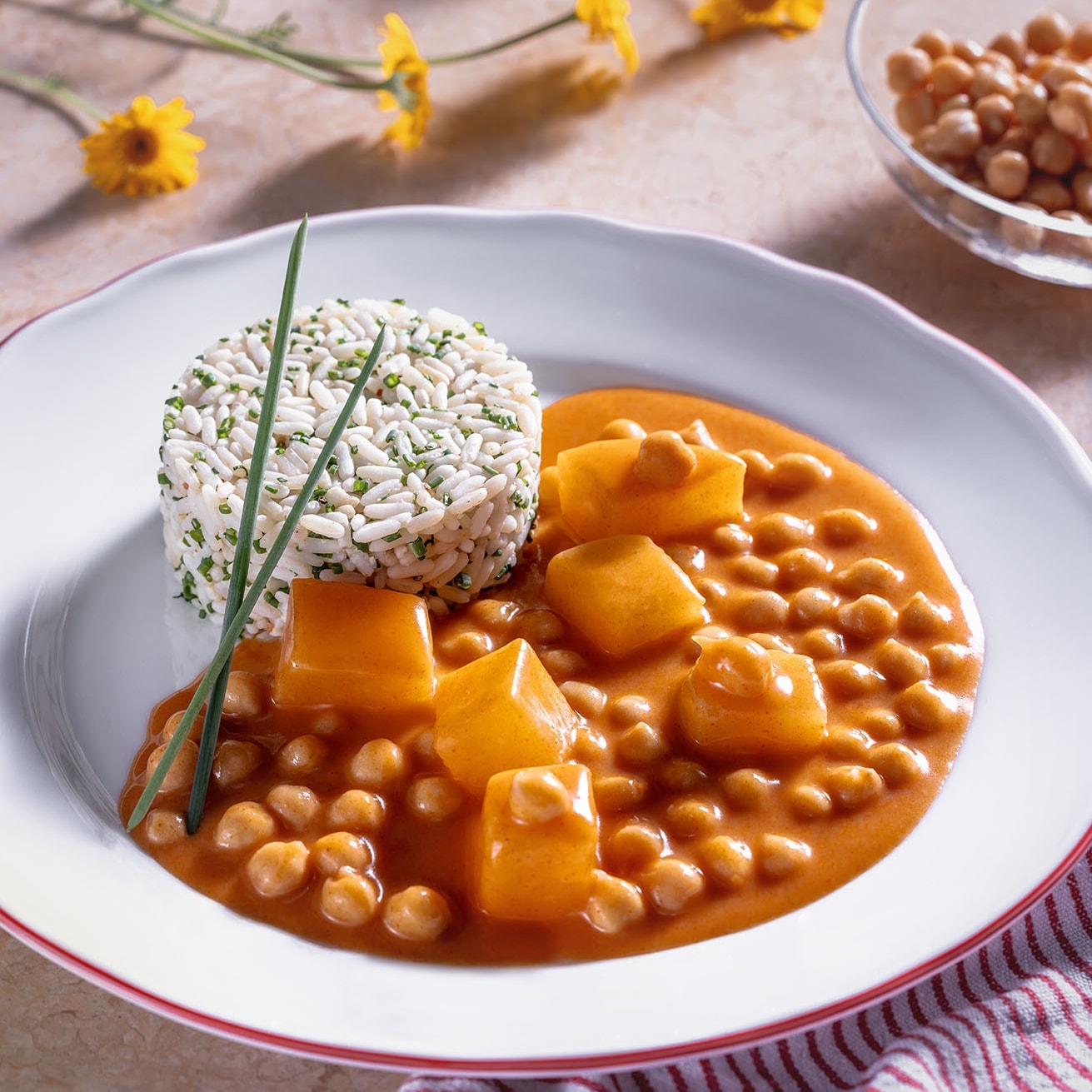 Kedlubnové kostky s cizrnou s paprikovou omáčkou a pažitkovou rýží
