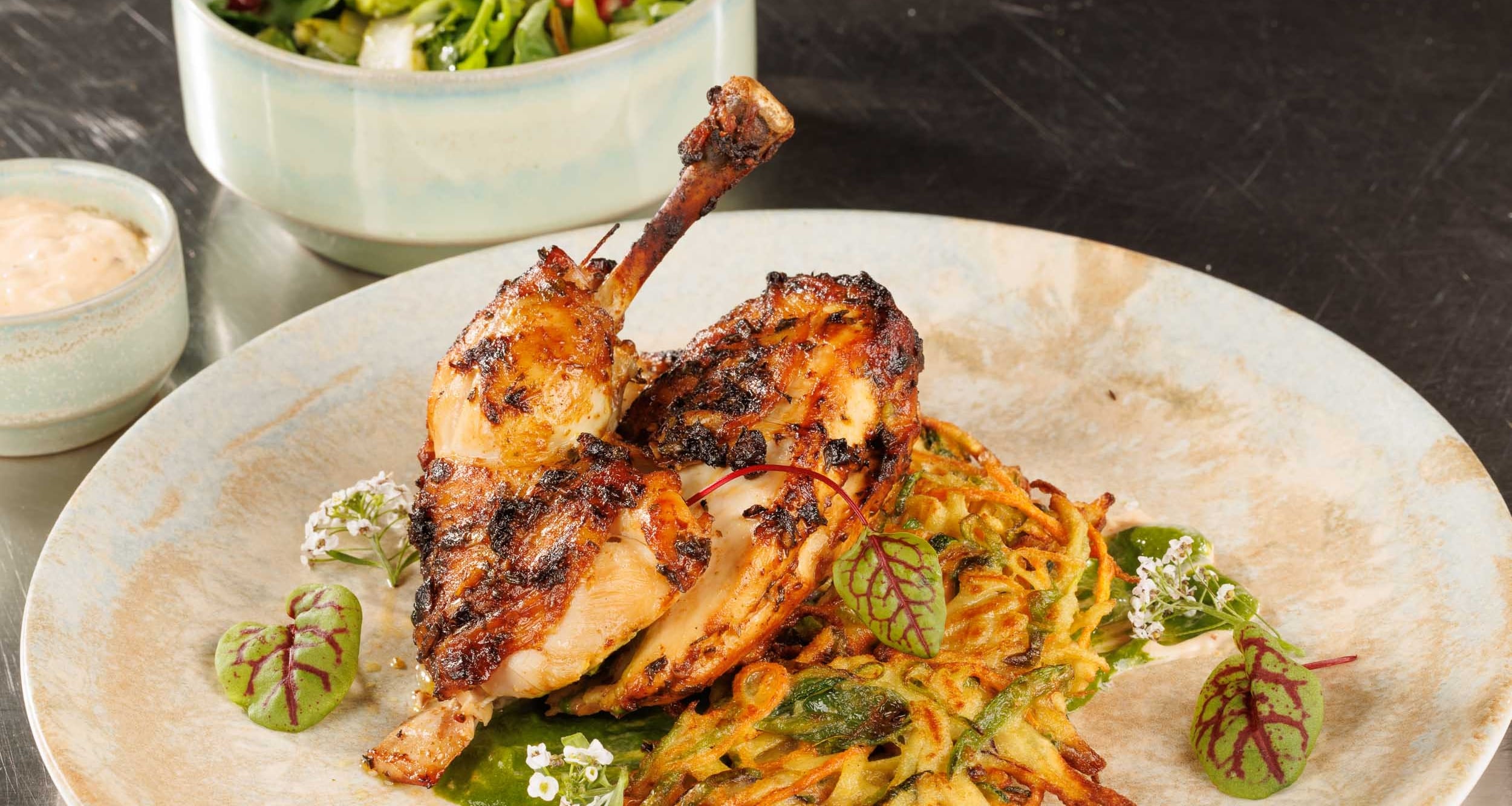 Kuře ve zlatavé kůrce s zeleninovo-těstovinovými plackami a chipotle omáčkou –  