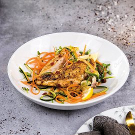 Kuřecí prsíčko na zeleninových tagliatelle Kuřecí prsíčko na zeleninových tagliatelle