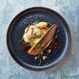 Pečená pražma s gnocchi, datlemi, parmezánem, slunečnicovými semeny a rybím jus