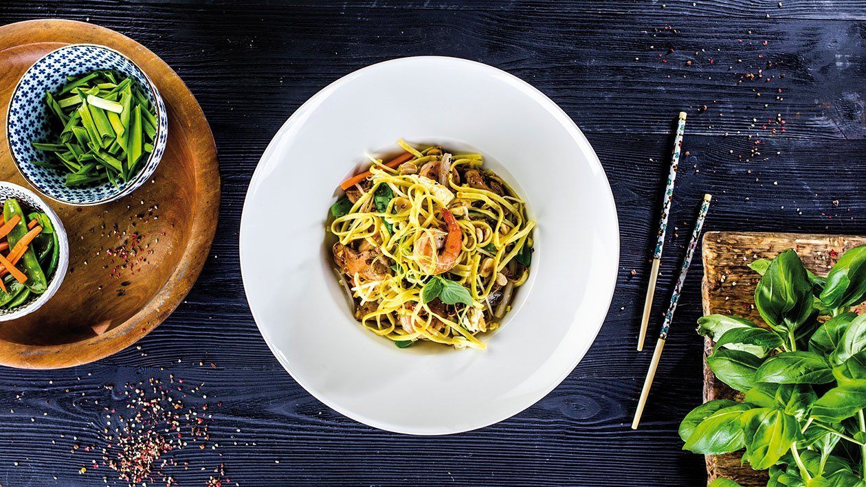 Smažené nudle Bami Goreng s kuřetem a krevetami