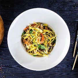 Smažené nudle Bami Goreng s kuřetem a krevetami Smažené nudle Bami Goreng s kuřetem a krevetami