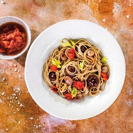 Spaghetti s hovězími kuličkami a salsou Spaghetti s hovězími kuličkami a salsou