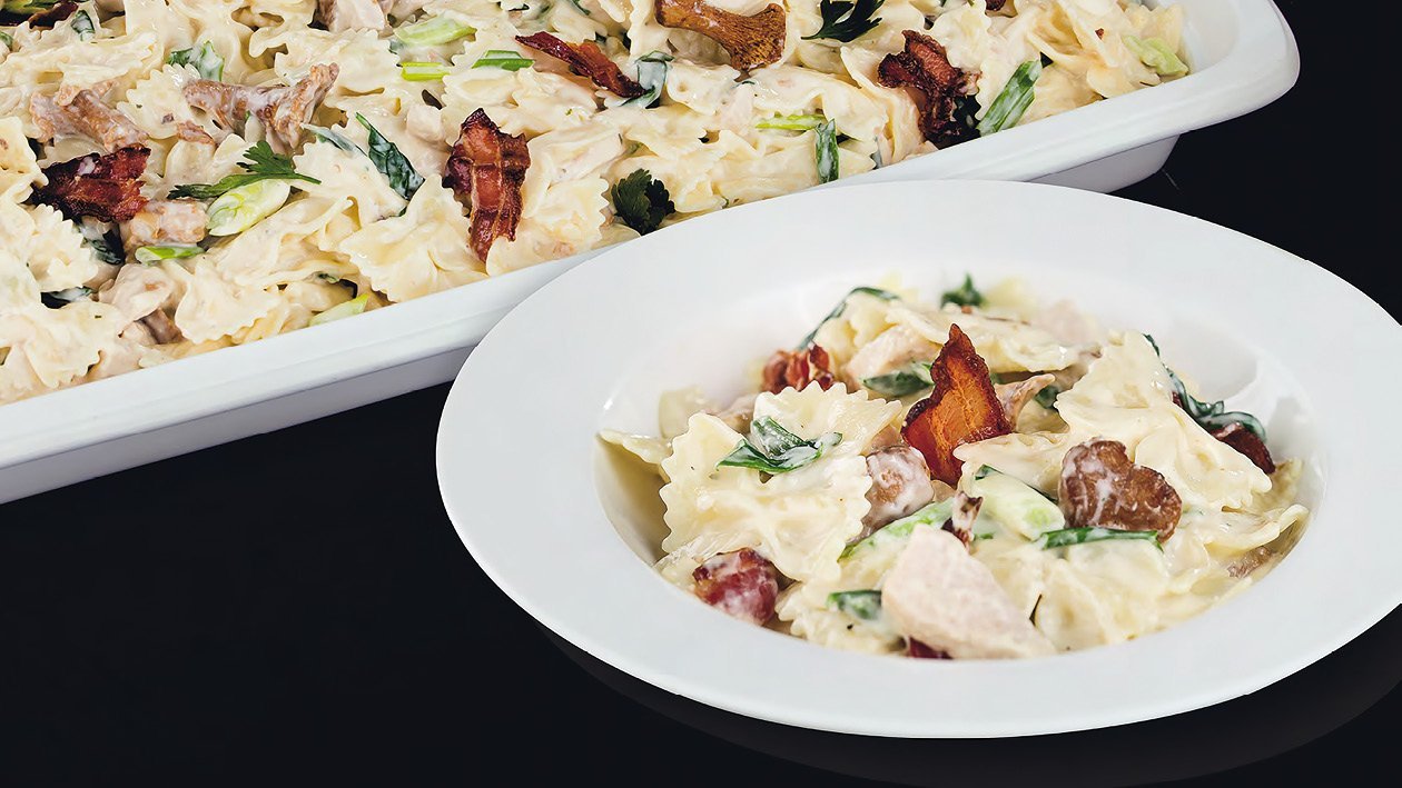 Těstoviny farfalle v krémové omáčce s kuřetem, anglickou slaninou a liškami – - Recept Těstoviny farfalle v krémové omáčce s kuřetem, anglickou slaninou a liškami – - Recept