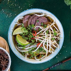 Vietnamská polévka Pho Bo s rýžovými nudlemi a hovězím masem