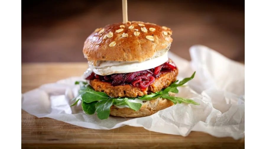 Francouzský burger s kozím sýrem, marmeládou z červené cibule a rukolou (vegetariánský) –  