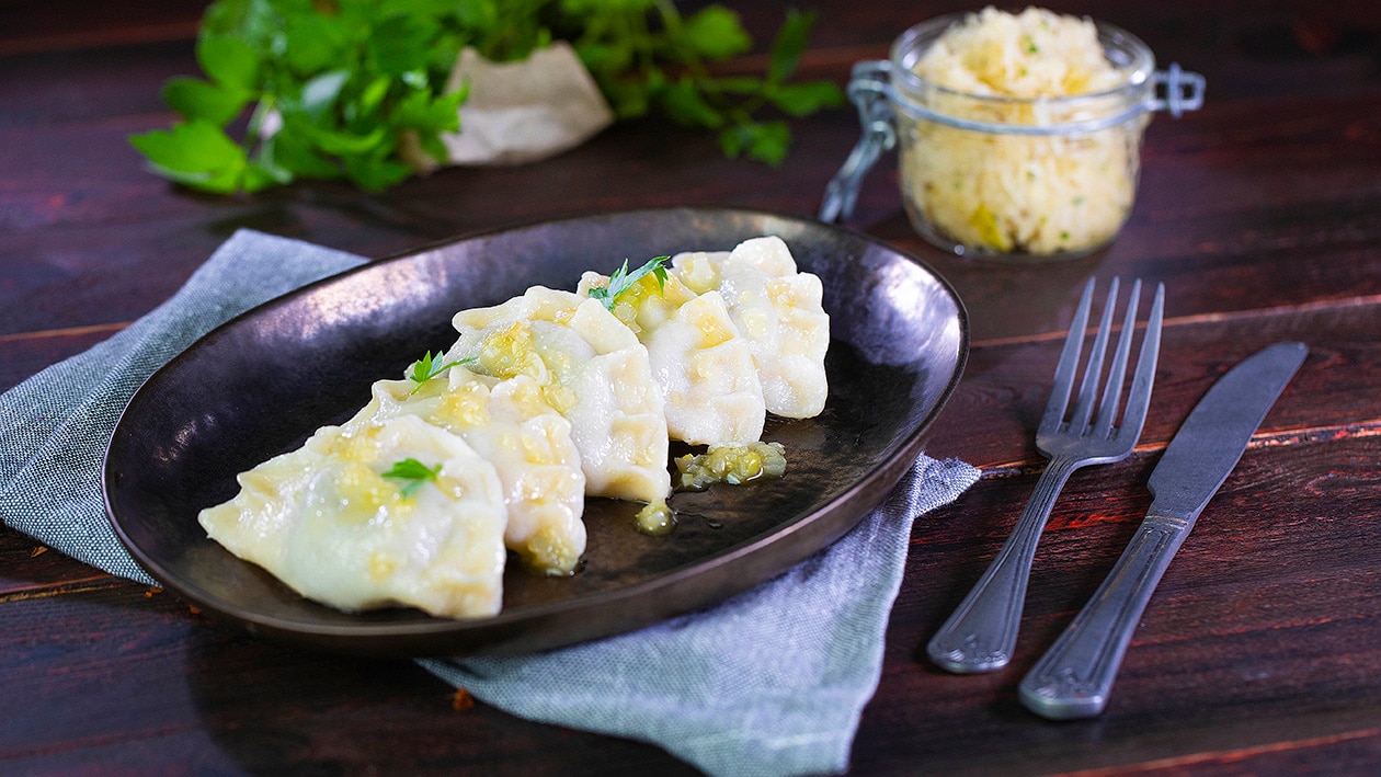 Veganské taštičky plněné rostlinným masem se smaženou cibulkou –  