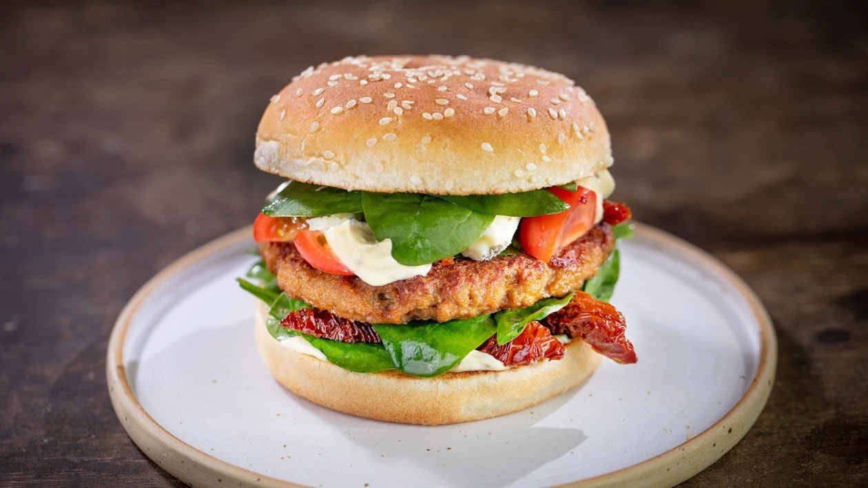 Italský burger se sýrem gorgonzola, špenátem a sušenými rajčaty (vegetariánský) –  