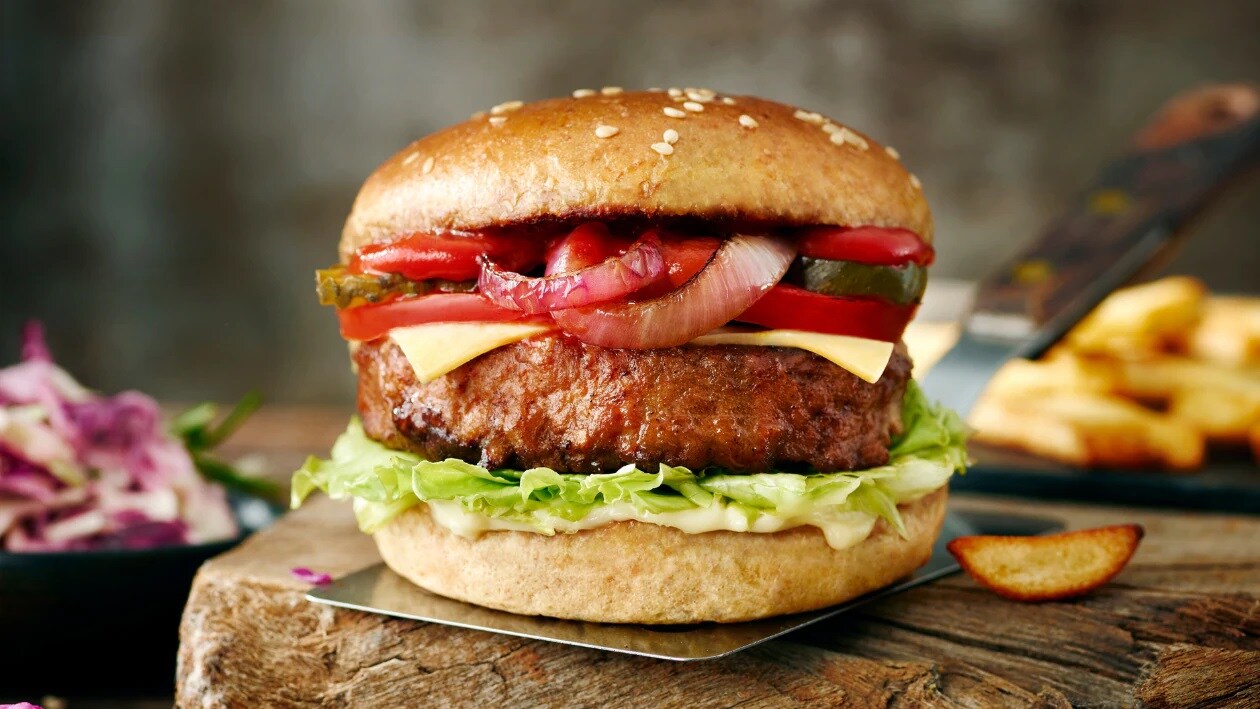 Veganský burger s karamelizovanou cibulí a medovo-hořčičným dipem Veganský burger s karamelizovanou cibulí a medovo-hořčičným dipem