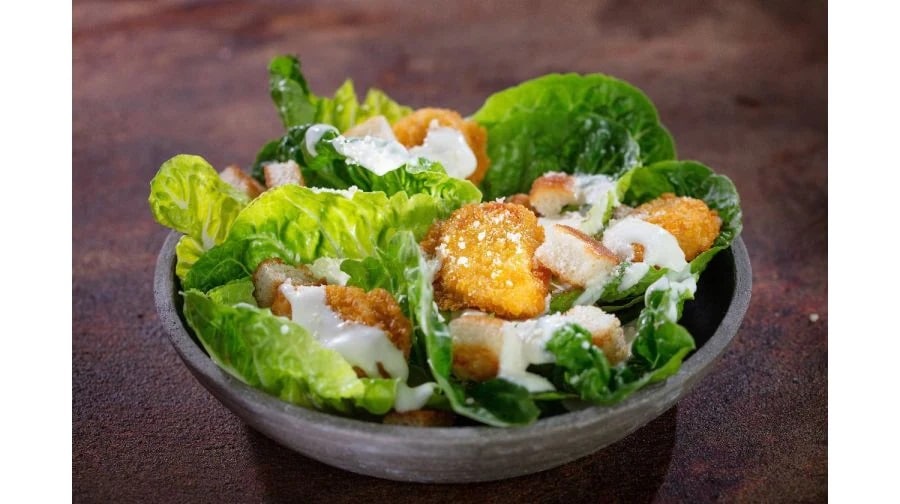 Vegetariánský salát Caesar s nugetkami a krémovým dresinkem –  