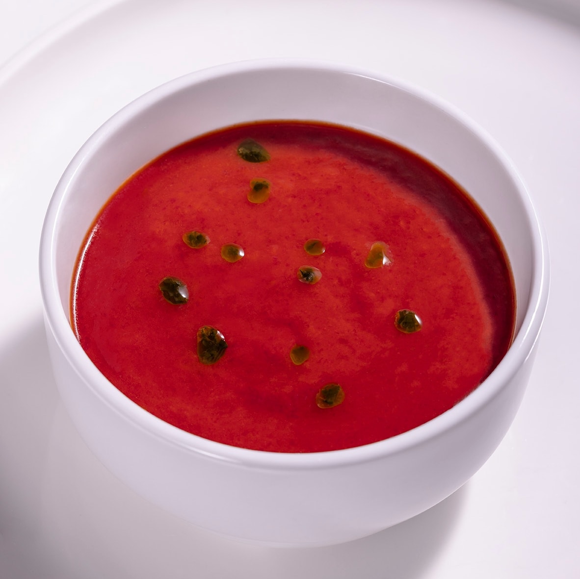 Rajčatová polévka s bazalkou