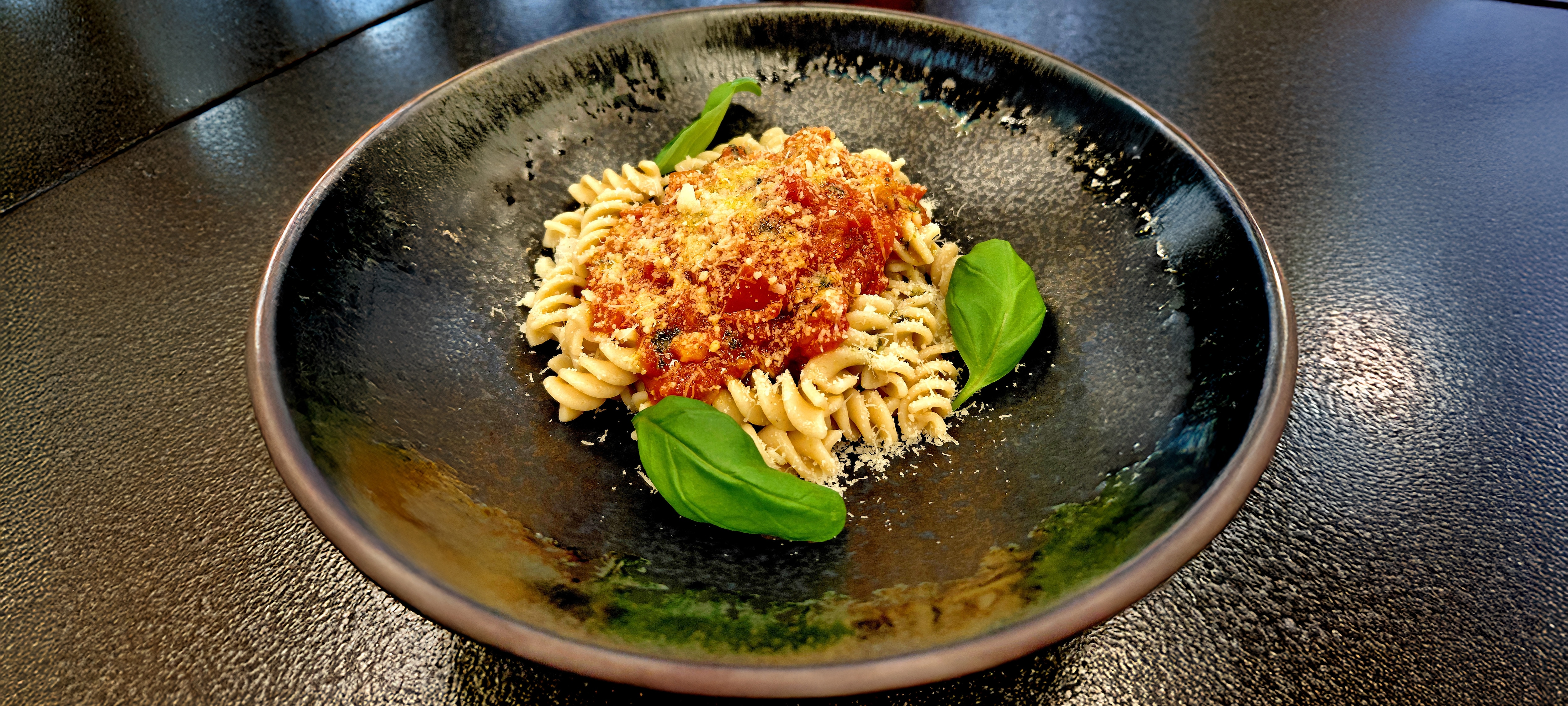 Celozrnné těstoviny s pikantní rajčatovou omáčkou –  