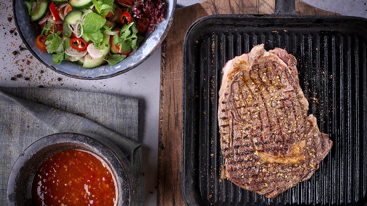 Grilovaný flank steak se salátem – - Recept