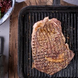Grilovaný flank steak se salátem Grilovaný flank steak se salátem