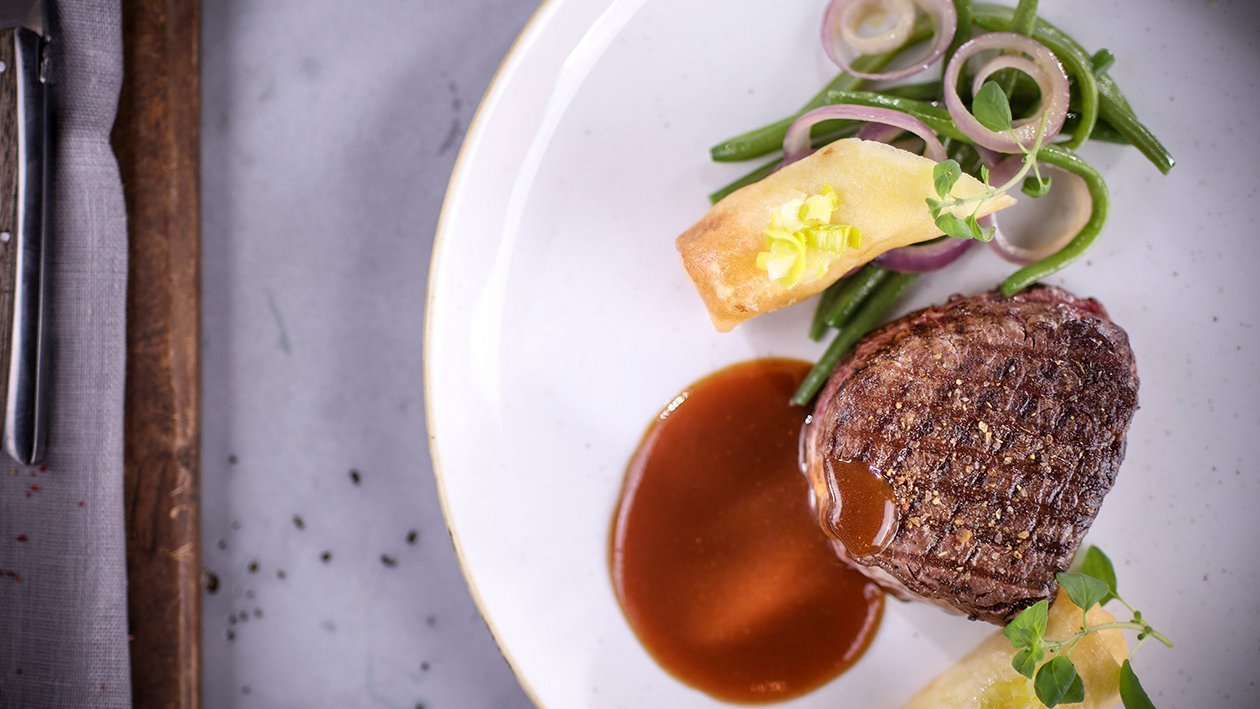 Grilovaný hovězí steak s bramborovými závitky a fazolovými lusky Grilovaný hovězí steak s bramborovými závitky a fazolovými lusky