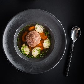 Hovězí vývar s játrovým knedlíkem