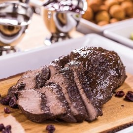 Jelení pečeně v tmavé omáčce s brusinkami a perníkovými kroketami Jelení pečeně v tmavé omáčce s brusinkami a perníkovými kroketami