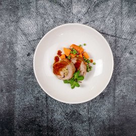 Krůtí stehno plněné hráškem a sladkými brambory ve vlastní šťávě Krůtí stehno plněné hráškem a sladkými brambory ve vlastní šťávě
