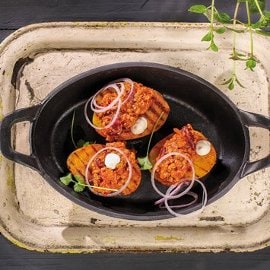 Pečené brambory plněné chilli con carne Pečené brambory plněné chilli con carne