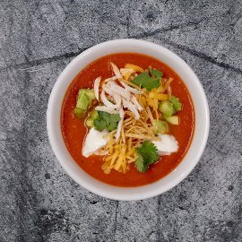 Aztécká polévka s tortilla čipsy, čedarem a zakysaným krémem Aztécká polévka s tortilla čipsy, čedarem a zakysaným krémem