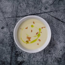 Krém z celeru a brambor s kokosovým krémem a olejem z koriandru