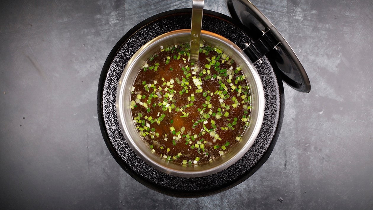 Miso s řasami wakame, lososem a tofu –  