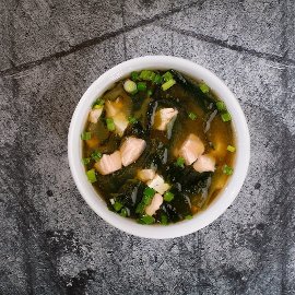 Miso s řasami wakame, lososem a tofu
