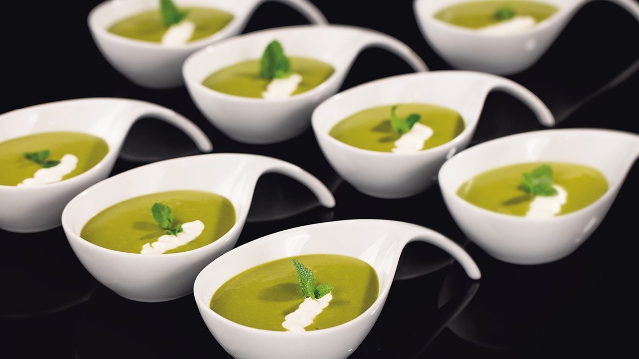 Polévka ze zeleného hrášku se zakysaným krémem – - Recept