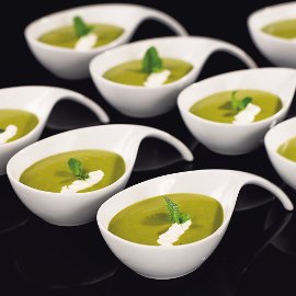 Polévka ze zeleného hrášku se zakysaným krémem