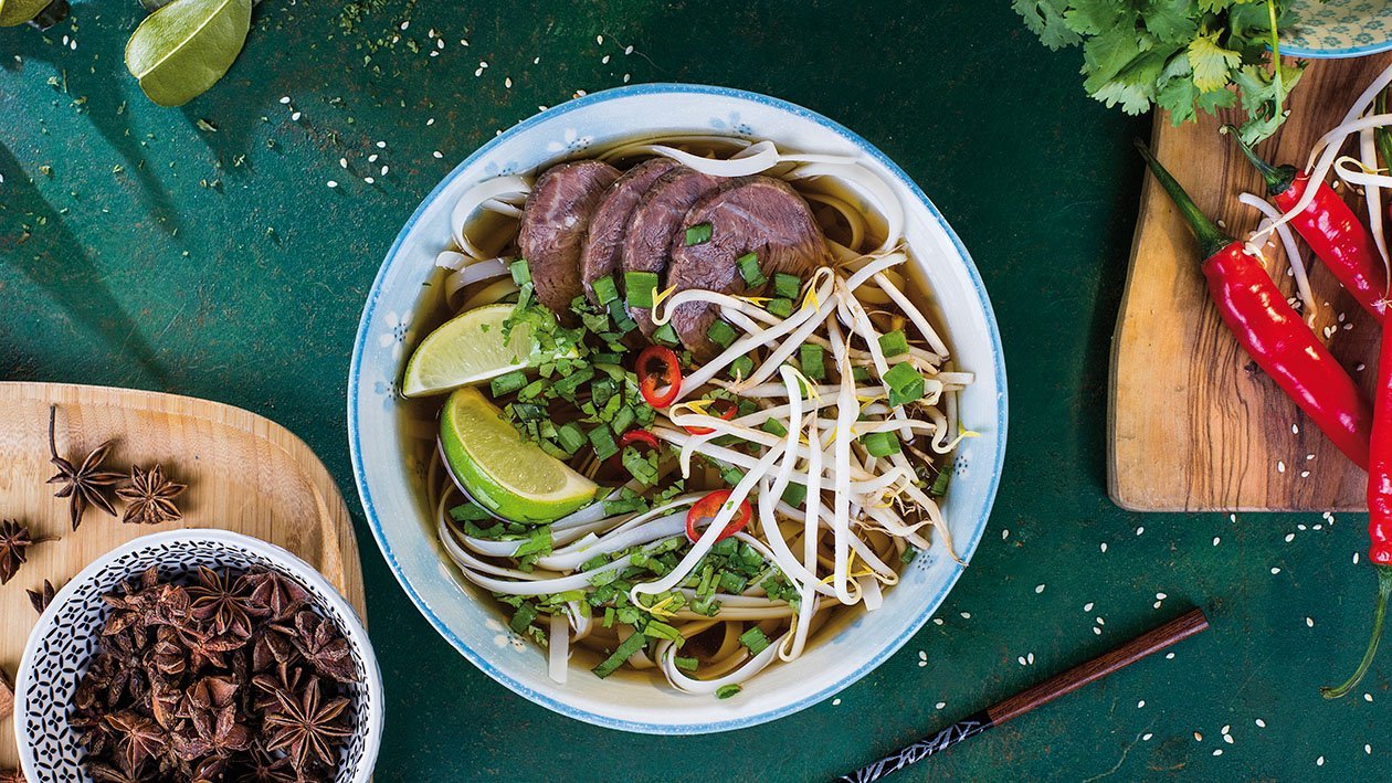 Vietnamská polévka Pho Bo s rýžovými nudlemi a hovězím masem – - Recept